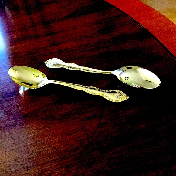 Gold tone flatware for 12 formal placesettings, plus more, by International. - Picture 8 of 11